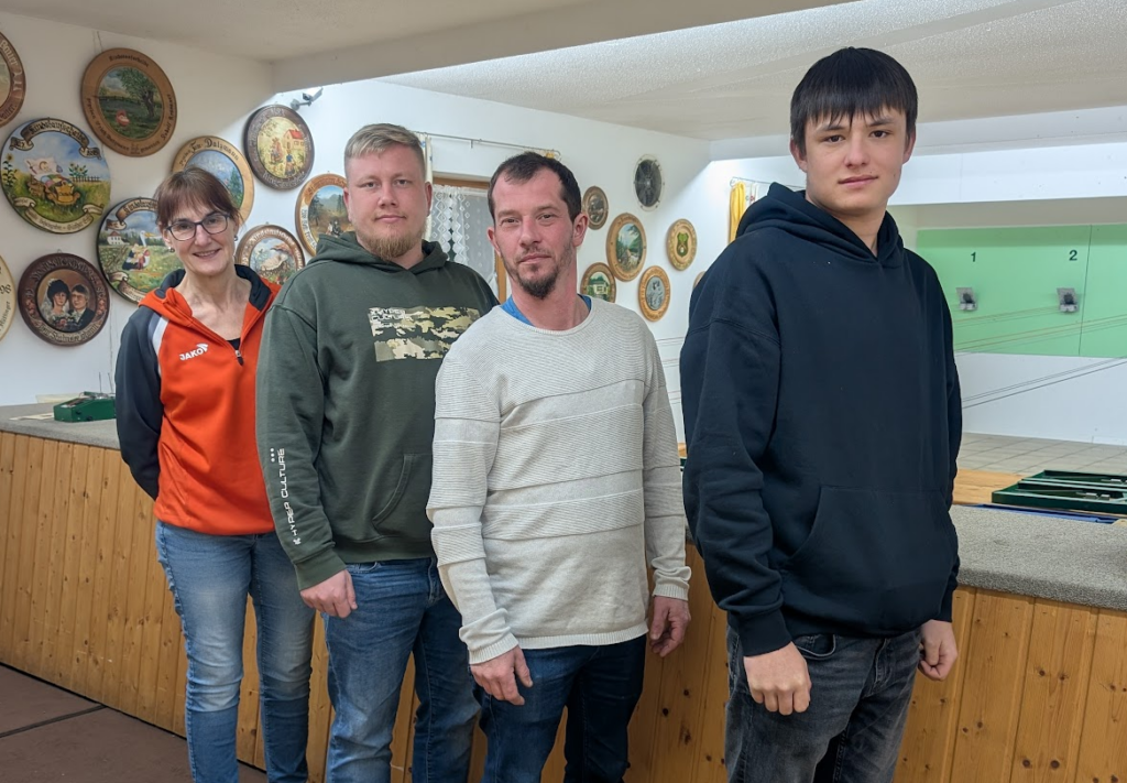 Gruppenfoto der Luftpistolen-Mannschaft der Weingartlschützen Schwarzach.
Von links: Meuser, Maximilian Mangold, Gunther Siedersberger, Marvin Jakoby